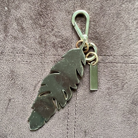 Jessica Simpson Gold Feather Key & Card Holder - Picture 2 of 5